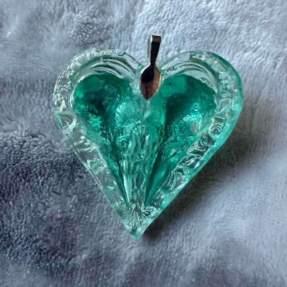 Gorgeous one of a kind, handcrafted bird skull heart necklace - Picture 8 of 9